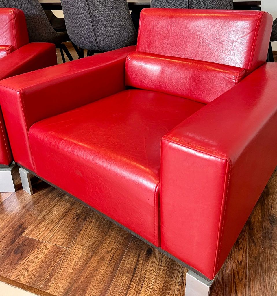 Czerwone skórzane fotele