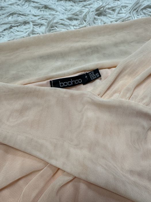 Гарна вечірня сукня Boohoo з відкритими плечима