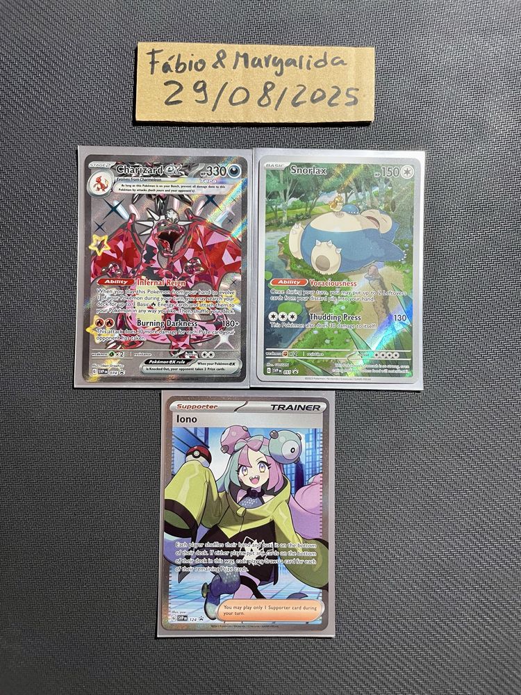 Cartas Pokémon oficiais de várias raridades e coleções