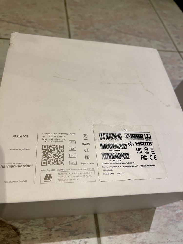 Projektor XGIMI H2 ze statywem