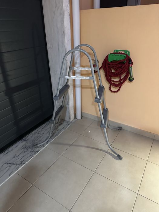 Escada Bestway em bom estado