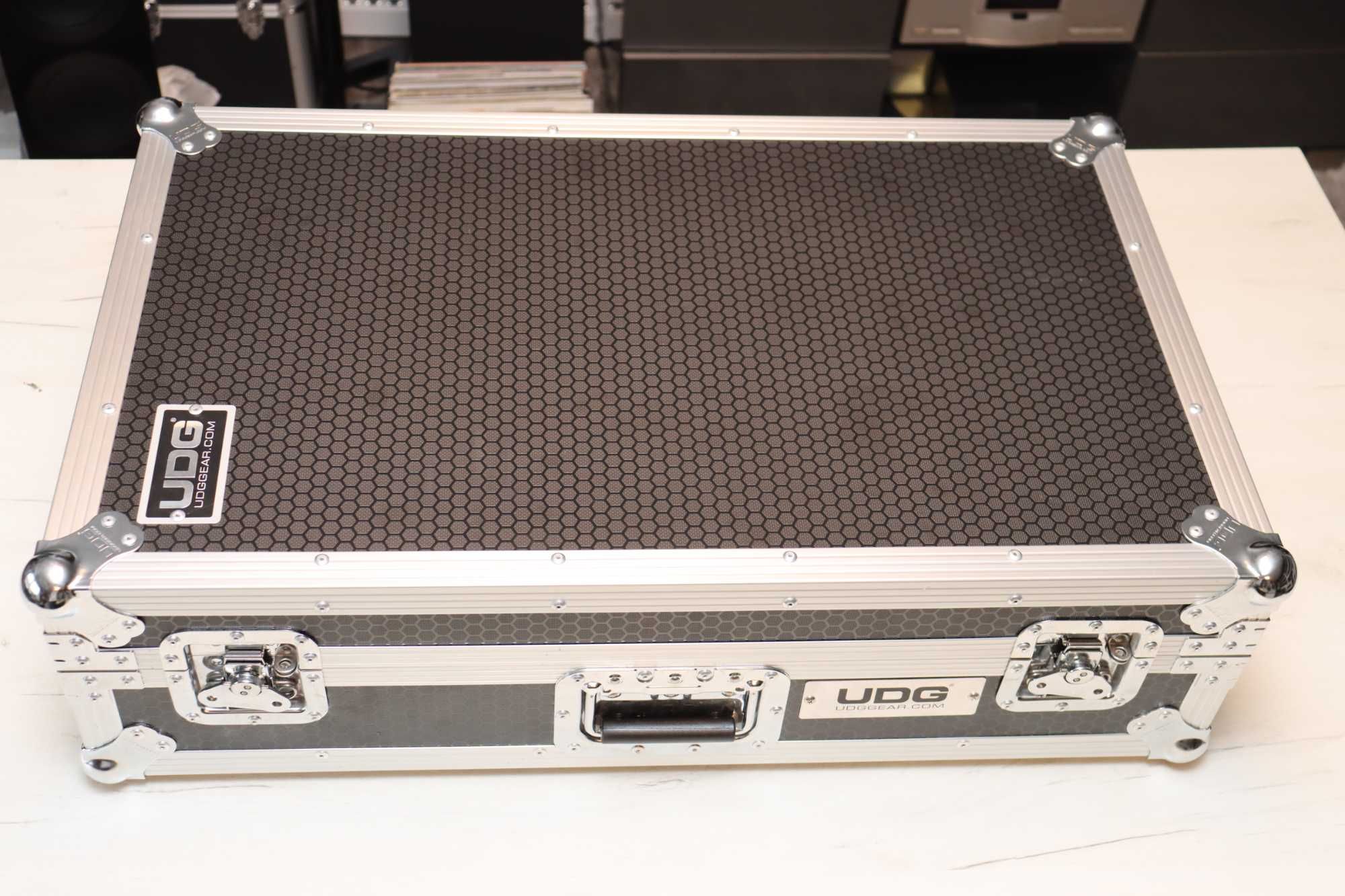 Case na rolkach UDG Pioneer XDJ RX2 / FLX10