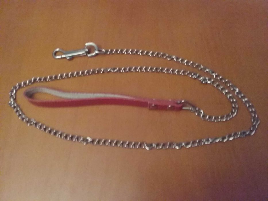 Trela em cabedal com corrente