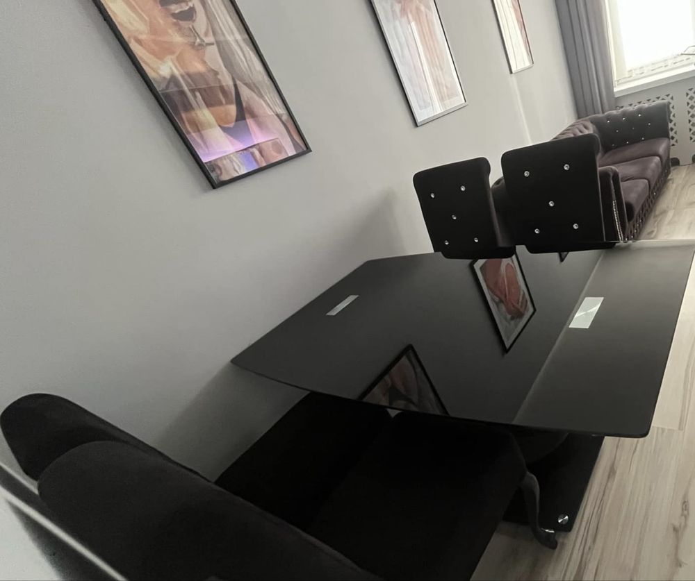 Stół szklany z czterema krzesłami + sofa bez funkcji spania