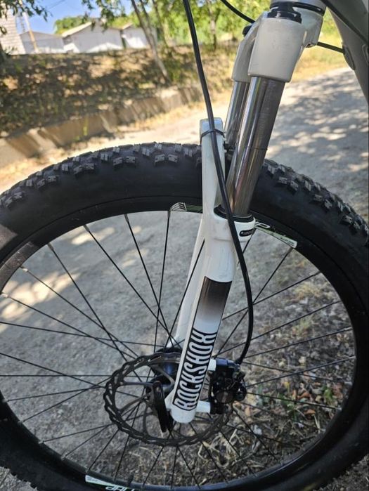 GT на RockShox та дисковой гидравліці велосипед