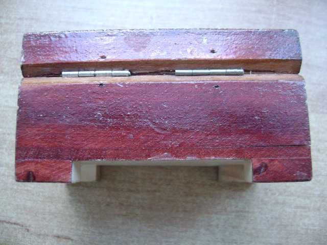 Starocie z PRL - Biskupin = Szkatułka drewniana miniaturowa