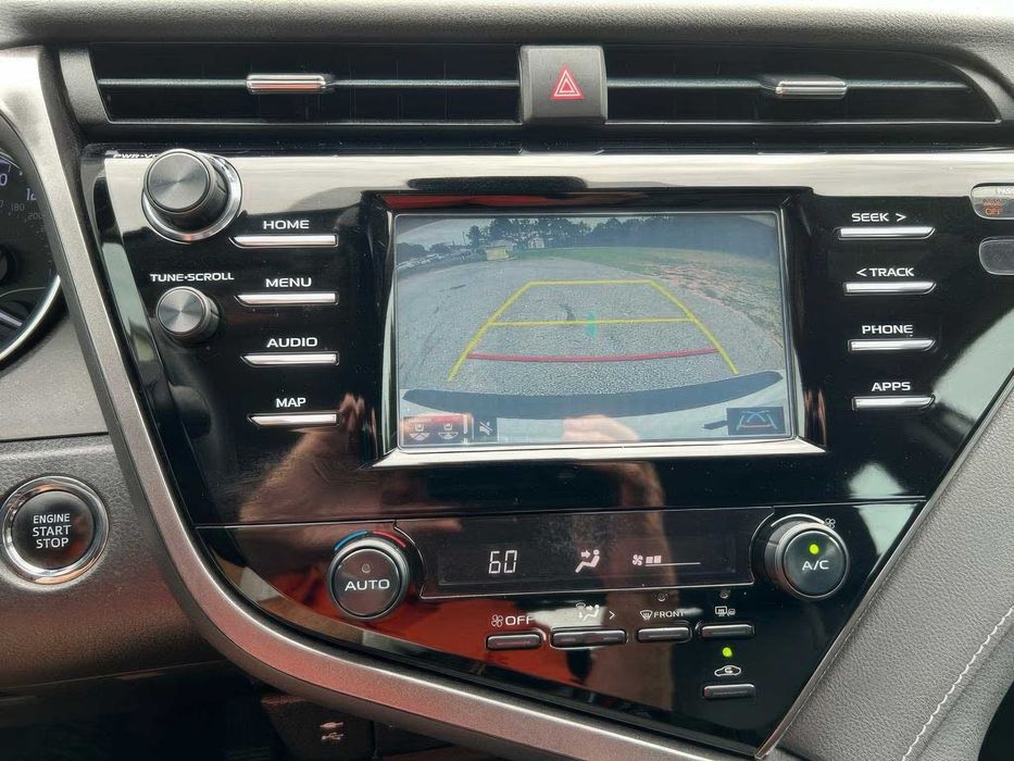 Toyota Camry SE      2020