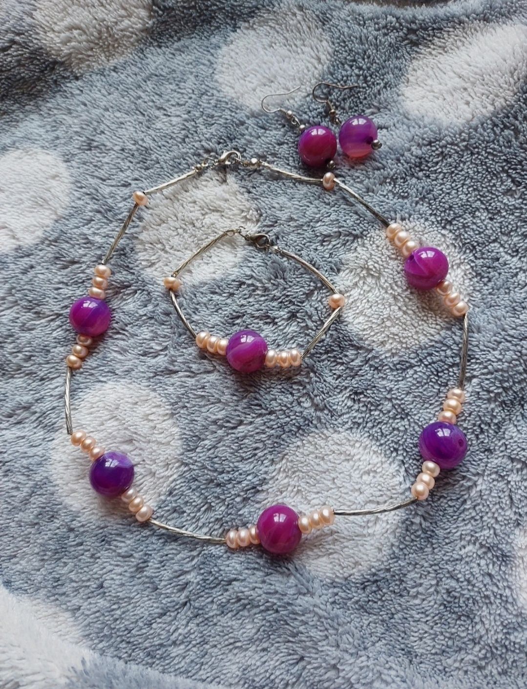 Zestaw eleganckiej biżuterii naszyjnik z perłami bransoletka kolczyki