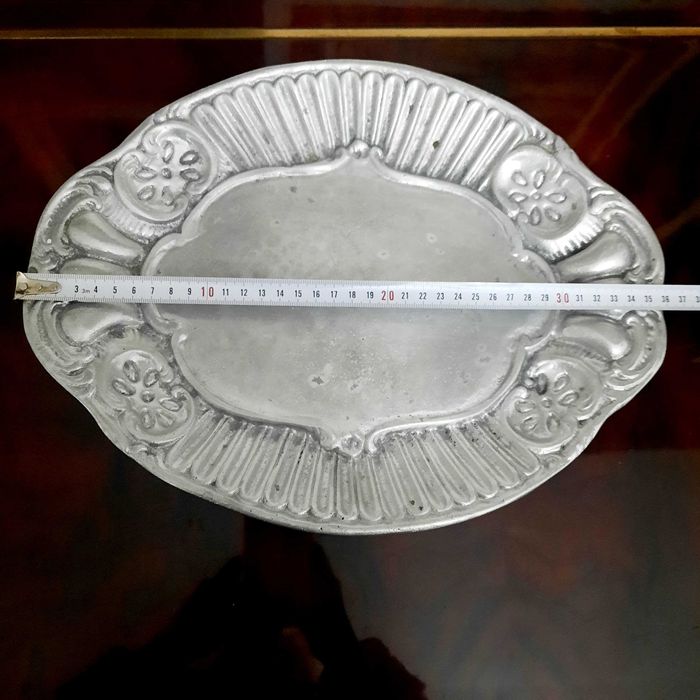 Antiga terrina de alumínio com bandeja.