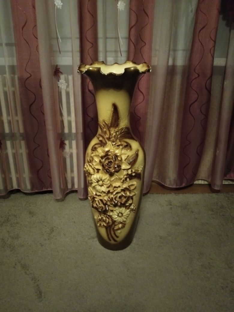 Ваза напольная высокая.