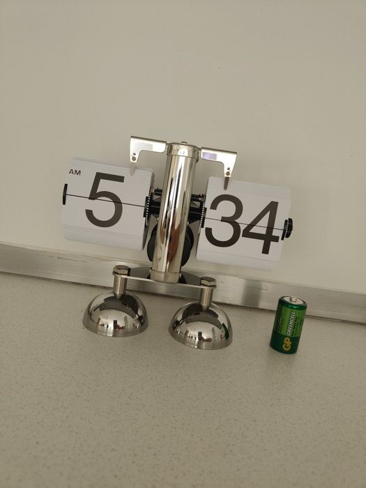 Zegar nowoczesny srebrny stojący