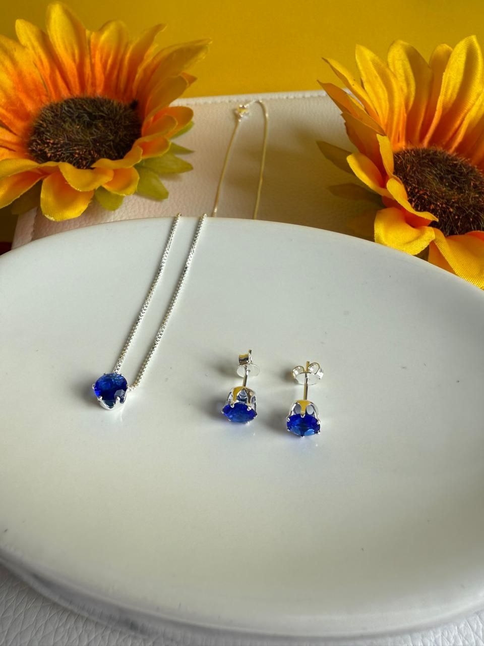 Conjunto folheado a prata,  com zirconia azul, semijoia de qualidade