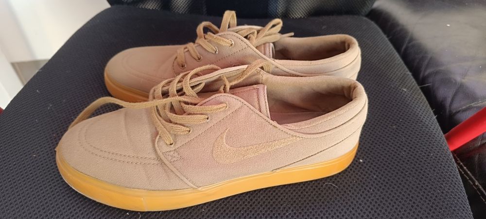 Tênis de marca tamanho 42/43