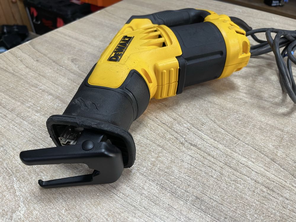 Dewalt DWE357 / вживана мережева шабельна пила Девольт