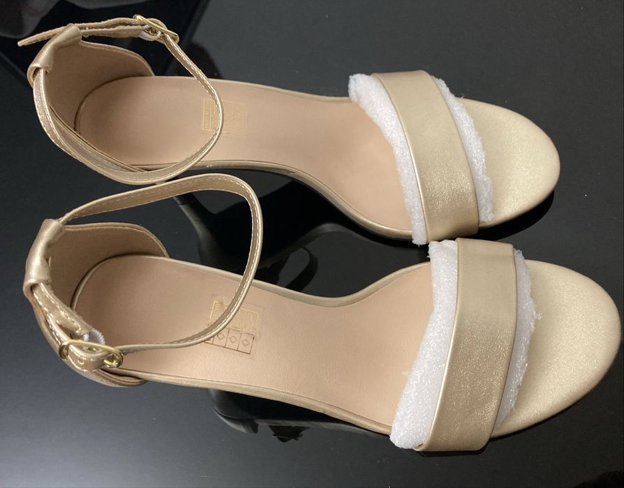 Sandálias de saltos altos