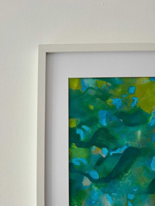 Pintura abstrata em acrílico em tons de azul e verde com moldura 30x40