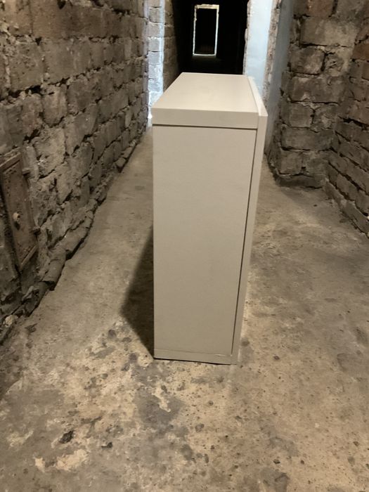 Biała szafka wisząca