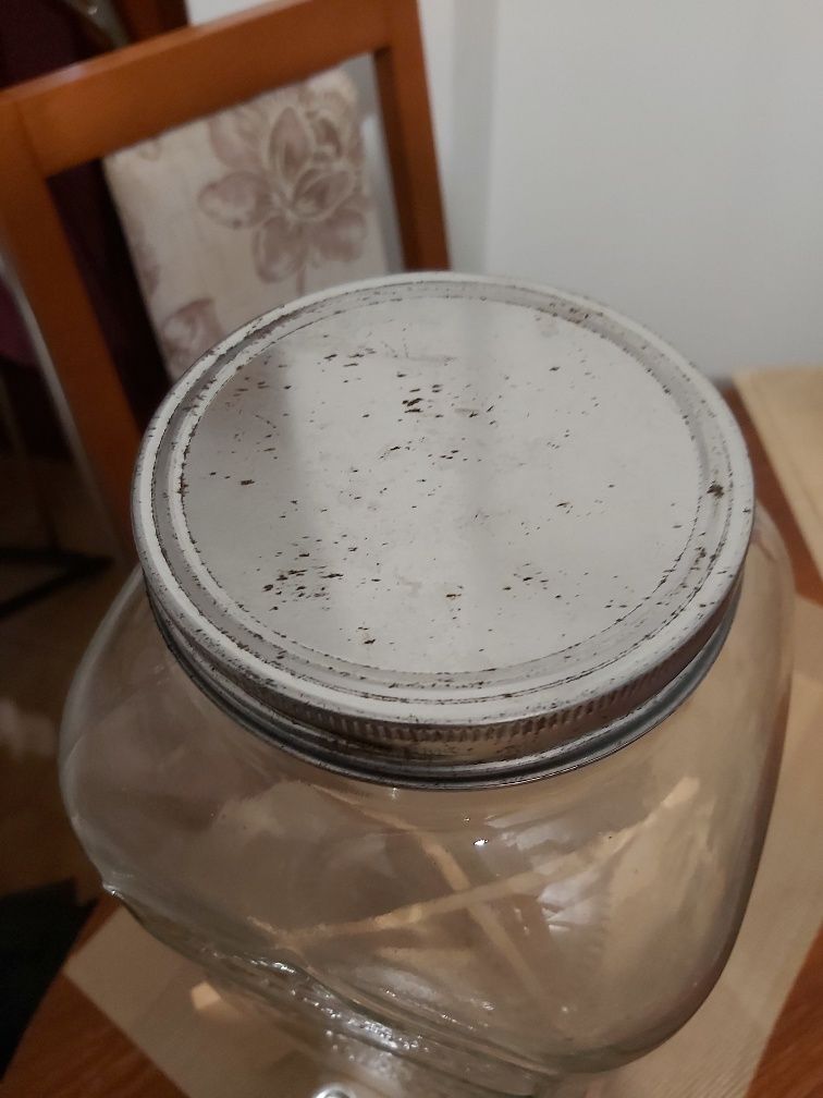 Dispensador de bevidas de vidro com suporte de madeira