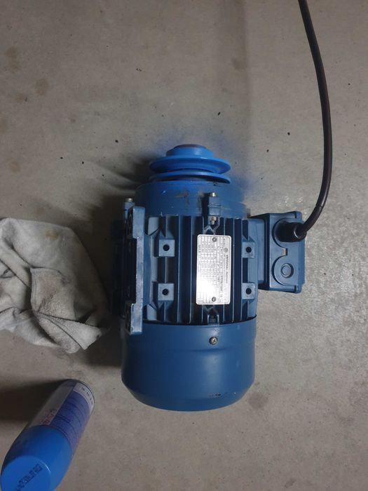 Motor elétrico trifasico marca universal motors de 1.1 kw como novo