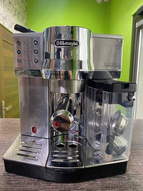 Kolbowy ekspres ciśnieniowy do kawy z pojemnikiem DeLonghi EC850.M