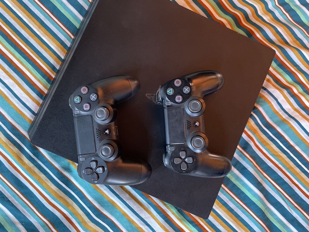 Ps4 pro 1TB+2 comandos+jogos adicionais
