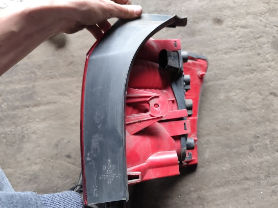 Audi A4 B6 kombi lampa lewa tylna lewy tył