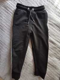 Spodnie dresowe dziecięce czarne z lampasami cool club 110 cm