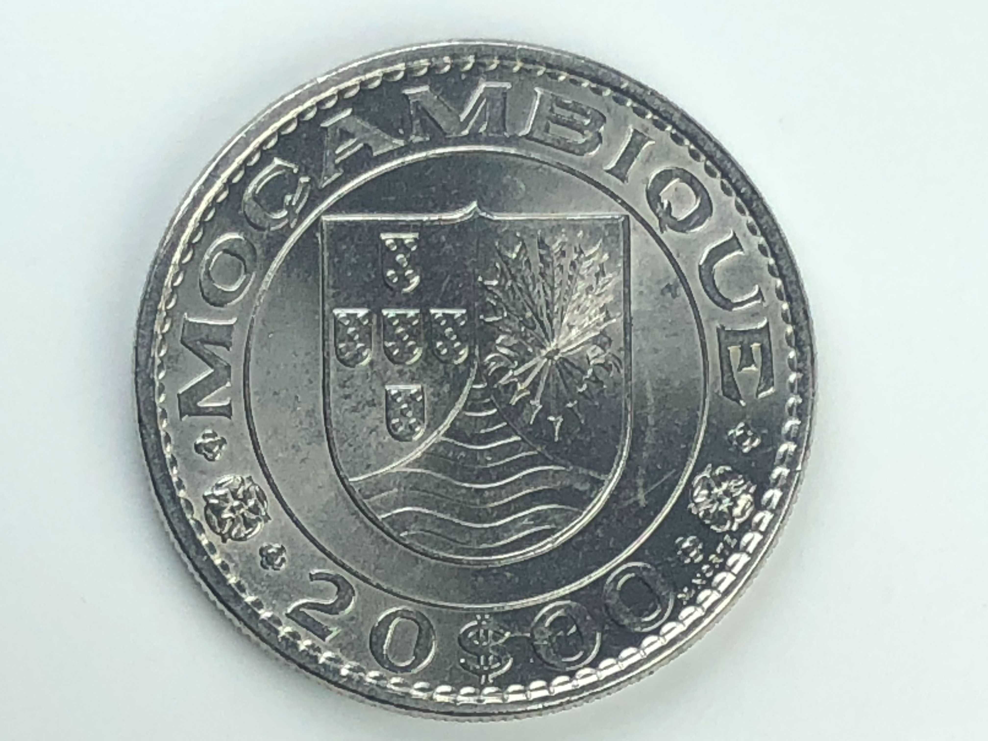 Lote de 2 moedas de Moçambique Prata 20 Escudos 1952 e 1972