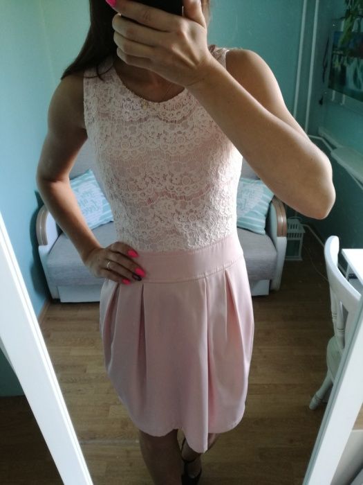 Pudrowa sukienka z elementami koronki, roz. 36