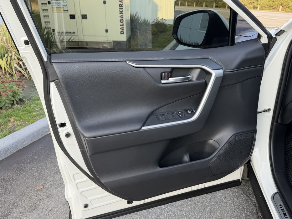 Toyota RAV4 Hybrid 2020 Official