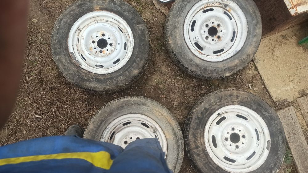 Продам резину на дисках є 8 скатів