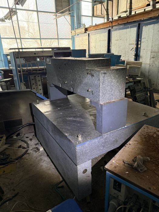 Стол гранитный .