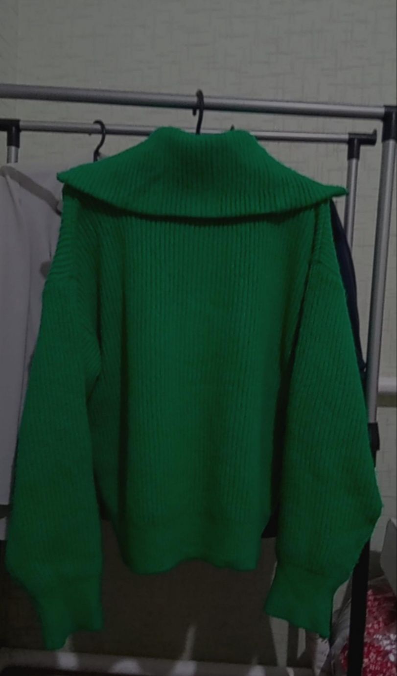 В'язаний светр з комірцем