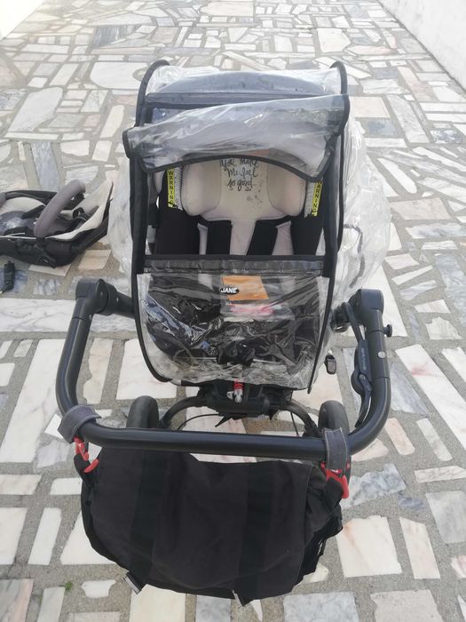 Carrinho de bebé com acessórios extra.