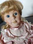 Piękna lalka porcelanowa