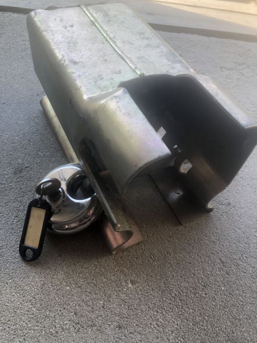 Zabezpieczenie dyszla przyczepki zaczep z kłódką