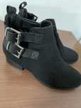 Botas pretas com fivelas