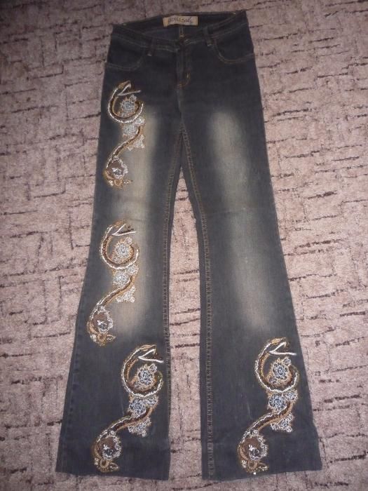 Джинсы с вышивкой
