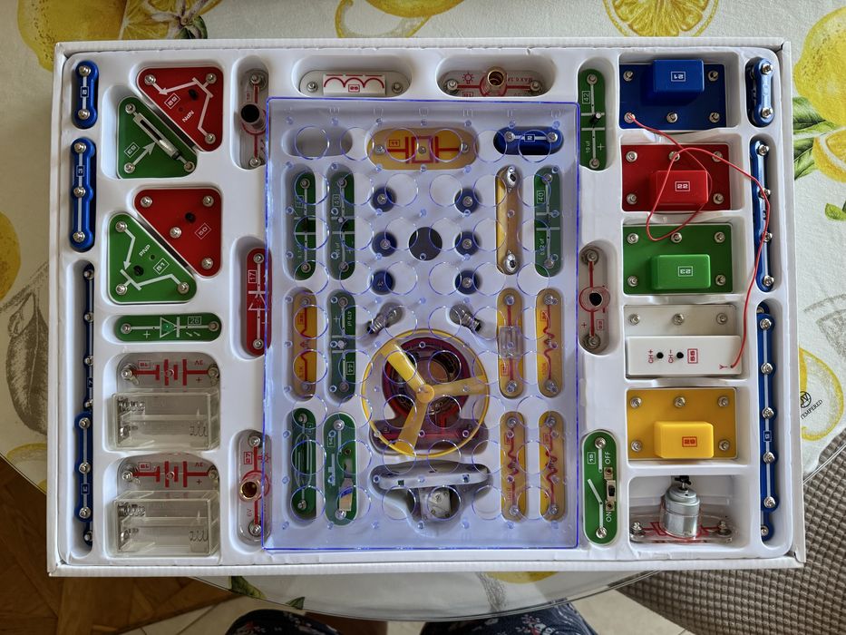 Електронний конструктор Знаток 320 схем