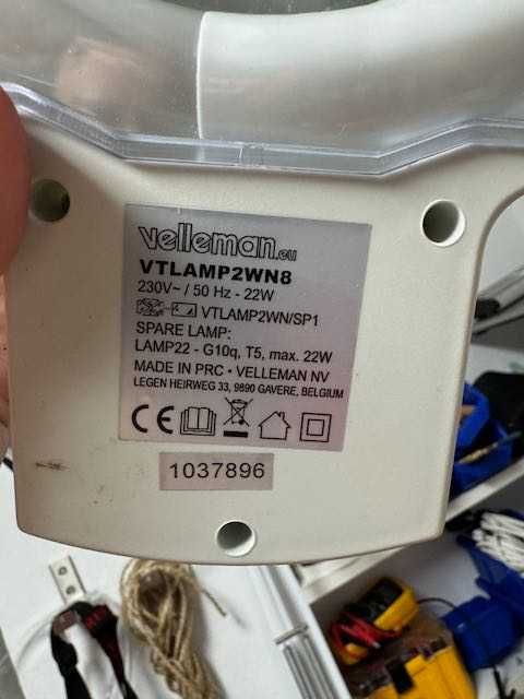 Candeeiro de Bancada com Lupa VTLAMP IMPECÁVEL 22W com Braço Regulável