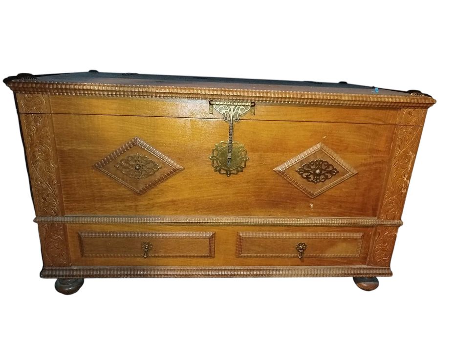 Arca de madeira trabalhada