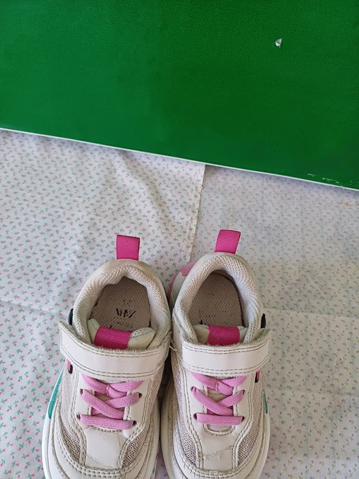 Sapatilhas da Miney tamanho 23. 3 euros.