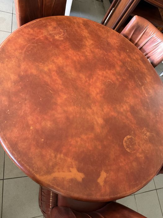 Mesa redonda com cadeiras