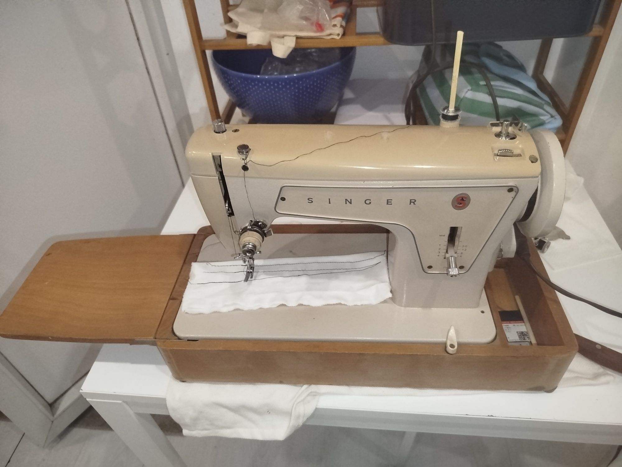 Máquina de costura Singer 239 com base de madeira