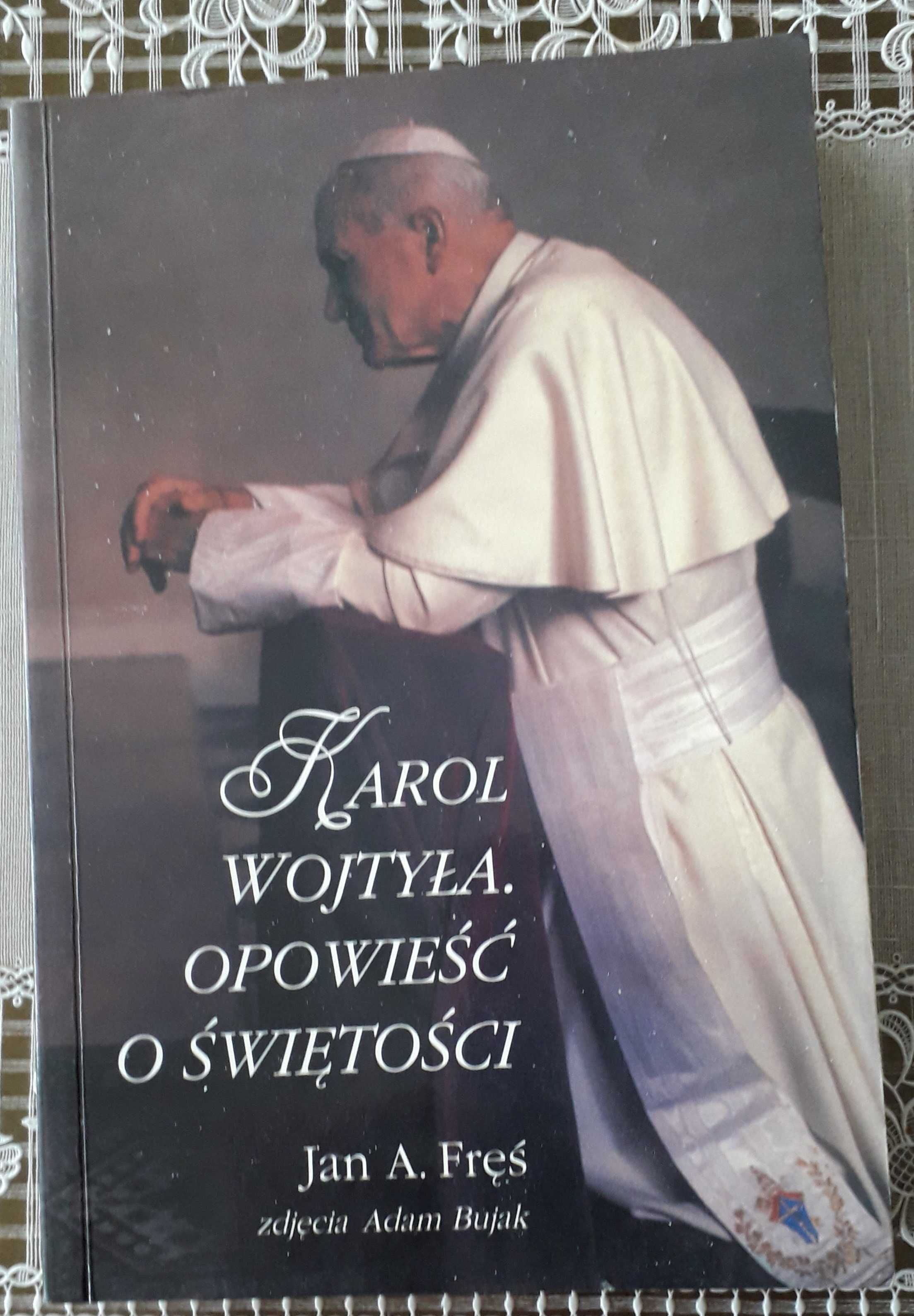 Jan Paweł II, segregator, płyta CD, książka o Karolu Wojtyle.