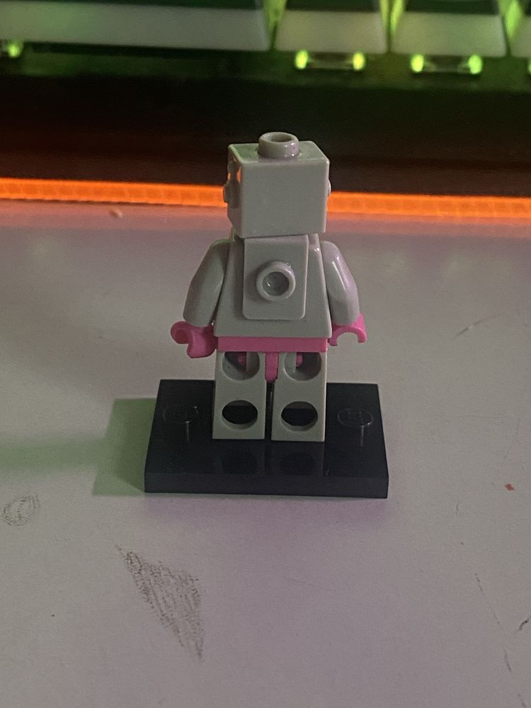 Lego minifigurka kolekcjonerska seria 11 Lady Robot