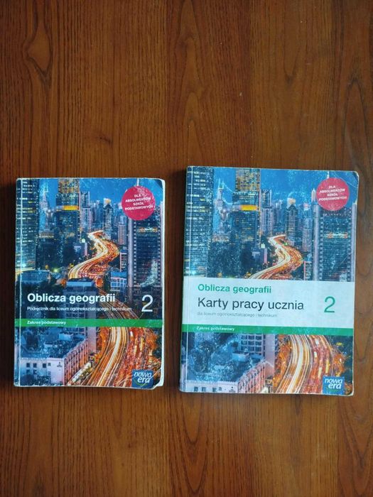 Oblicza geografii podręcznik i karty pracy.