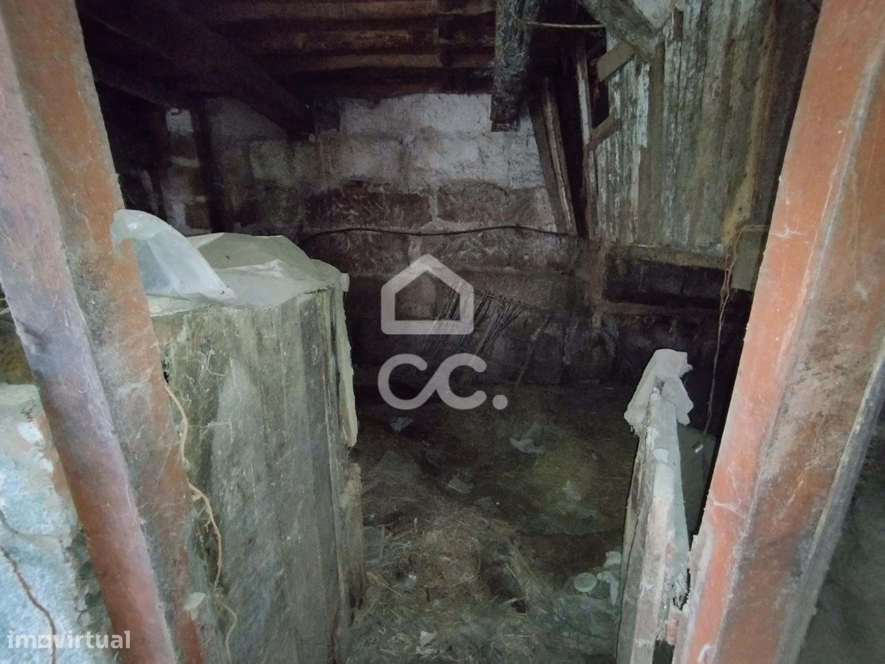 Moradia para reconstruir na periferia da cidade de Chaves