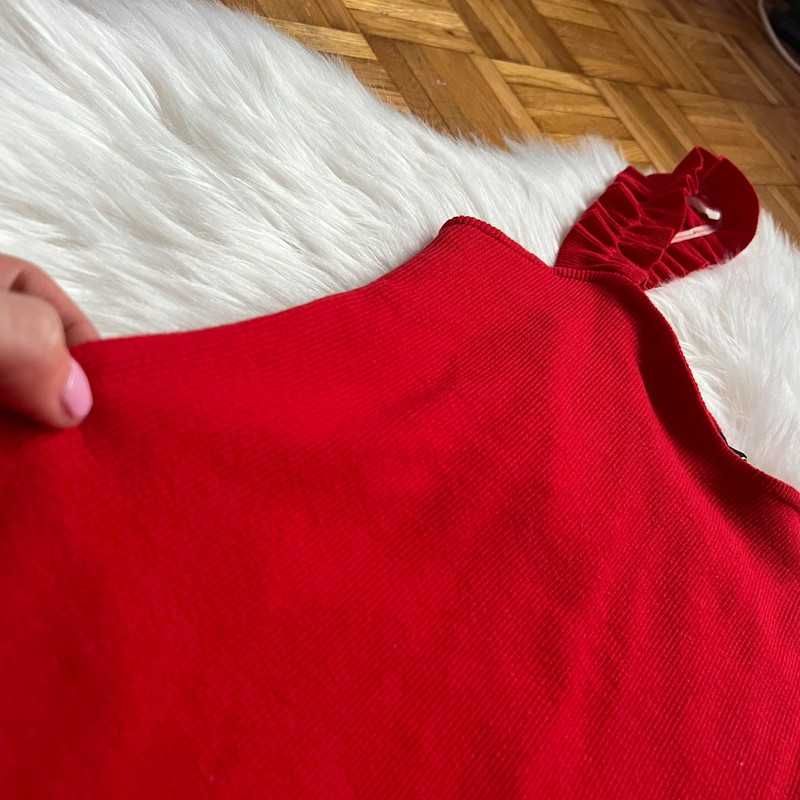 Czerwona sukienka prążkowana falowane ramiączka dopasowana