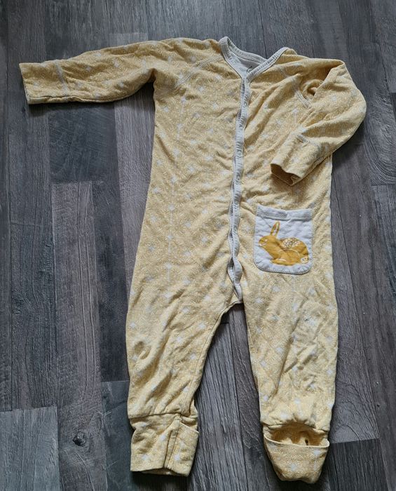 Pajacyk z możliwością zakrycia napy stóp unisex królik rozm 80